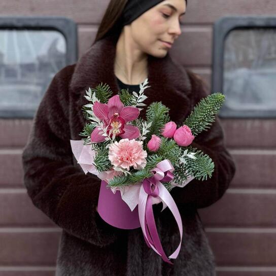 Композиция №149 в шляпной коробке из кустовых роз, орхидей цимбидиум и нобилиса Фото 3