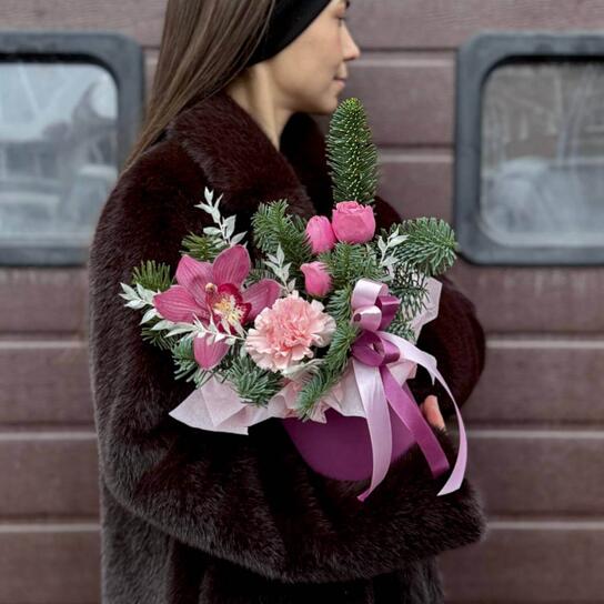 Композиция №149 в шляпной коробке из кустовых роз, орхидей цимбидиум и нобилиса Фото 4