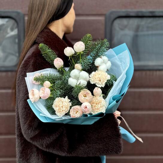 Авторский букет №177 "Морозный комплимент" из нобилиса, натурального хлопка, кустовых роз и нежных гвоздик Фото 4