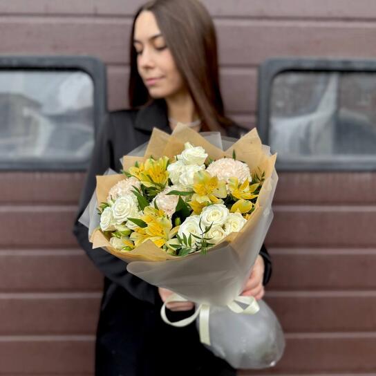 Авторский букет №182 "Зимнее солнце" из кустовых роз, гвоздик и альстромерий