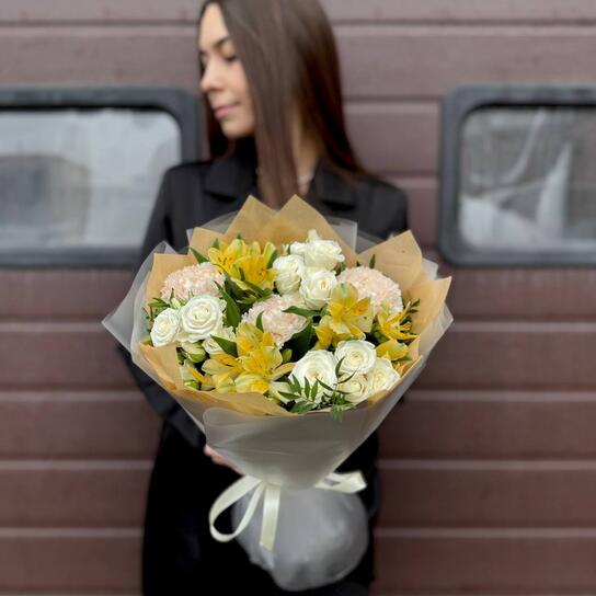 Авторский букет №182 "Зимнее солнце" из кустовых роз, гвоздик и альстромерий Фото 2