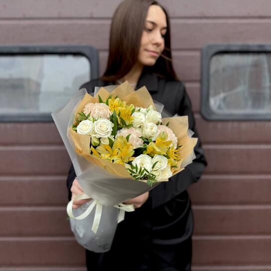 Авторский букет №182 "Зимнее солнце" из кустовых роз, гвоздик и альстромерий Фото 3