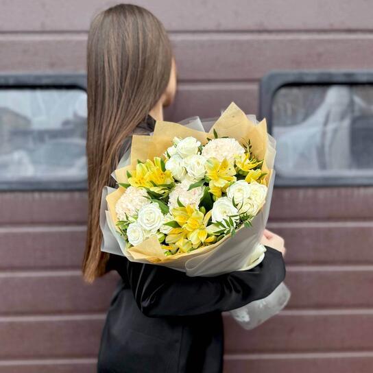 Авторский букет №182 "Зимнее солнце" из кустовых роз, гвоздик и альстромерий Фото 4