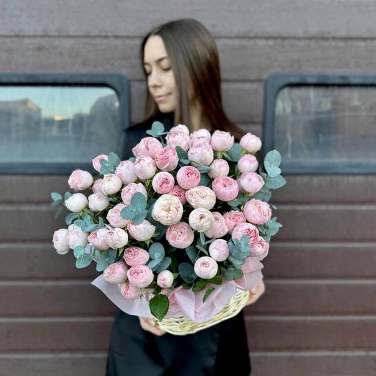 Композиция №151 "Пиономания" из кустовых роз и ароматного эвкалипта Фото 3