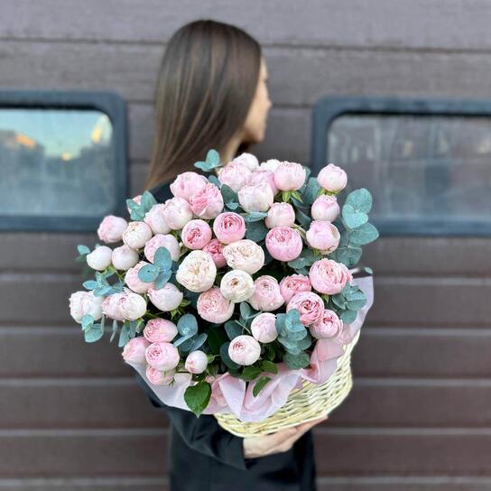 Композиция №151 "Пиономания" из кустовых роз и ароматного эвкалипта Фото 4