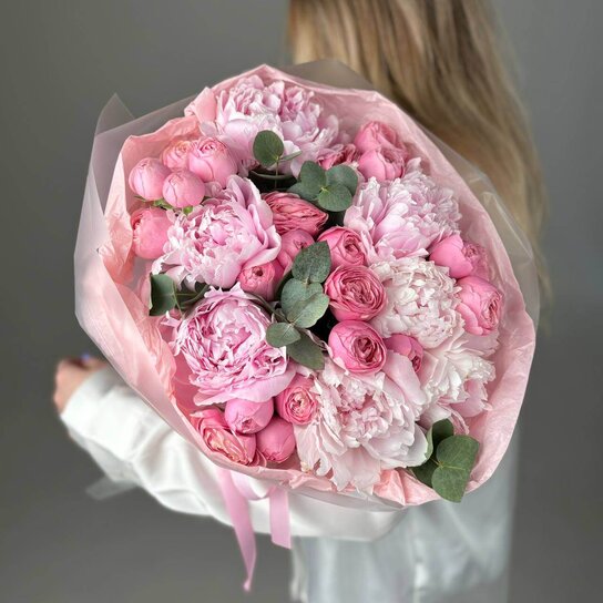 Авторский букет №228 из кустовых роз и пионов