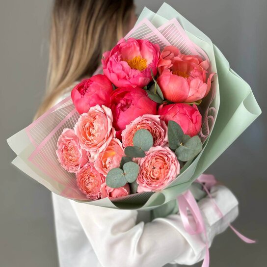 Авторский букет №229 из пионов и кустовых роз Фото 2