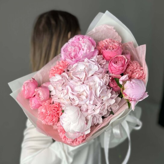 Авторский букет №233 из гортензии, пионов, диантусов и кустовых роз