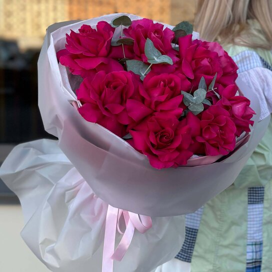 Авторский букет №236 из роз и эвкалипта