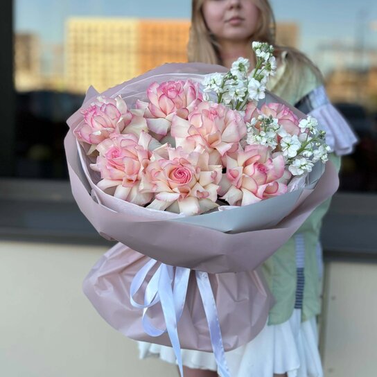 Авторский букет №237 из роз и маттиолы