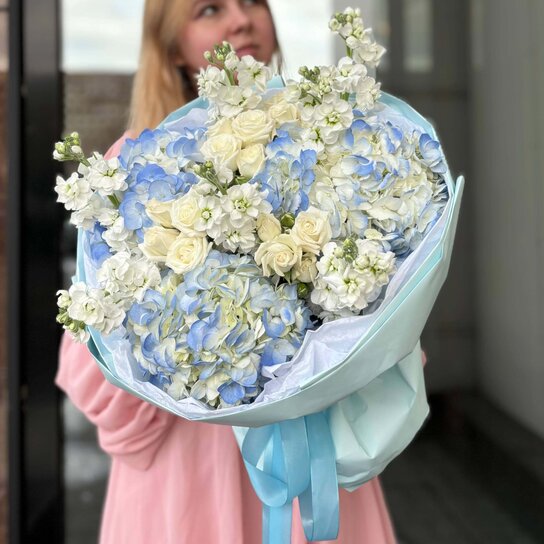 Авторский букет №238 из гортензий, маттиолы и кустовых роз