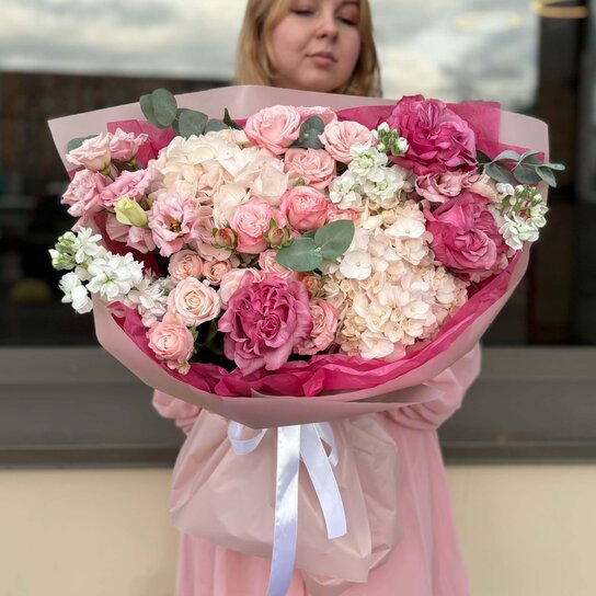 Авторский букет №239 из гортензий, роз, маттиолы и эустомы