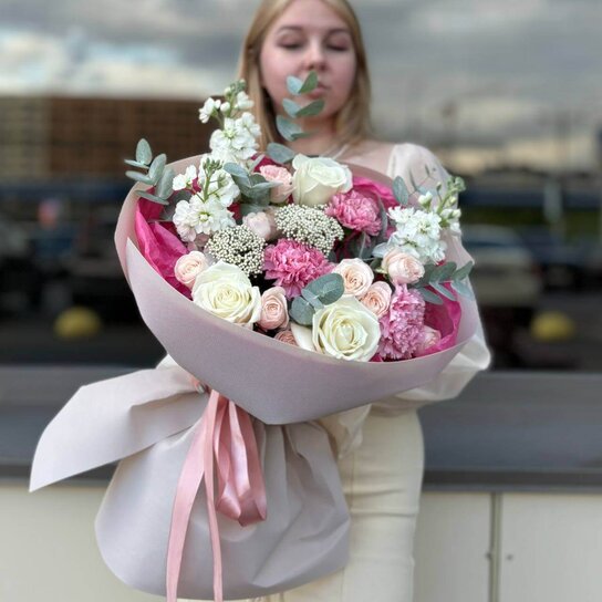 Авторский букет №240 из роз, маттиолы, и диантусов