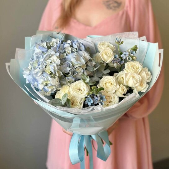 Авторский букет №244 из гортензии, кустовых роз и незабудок