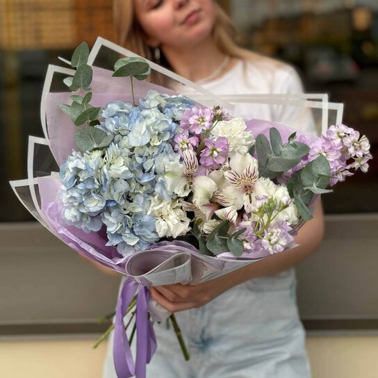 Авторский букет №245 из гортензии, альстромерий, маттиолы и диантусов