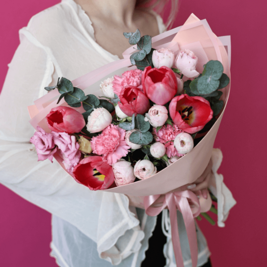 Авторский букет №247 из тюльпанов, кустовых роз, диантусов и лизиантуса Фото 3