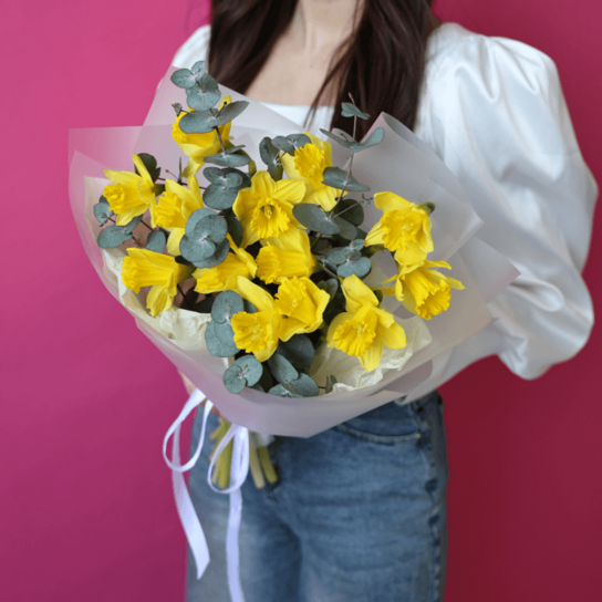 Монобукет №176 из 13 ярких нарциссов с ароматным эвкалиптом Фото 2