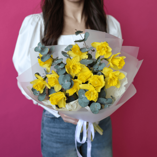 Монобукет №176 из 13 ярких нарциссов с ароматным эвкалиптом Фото 4