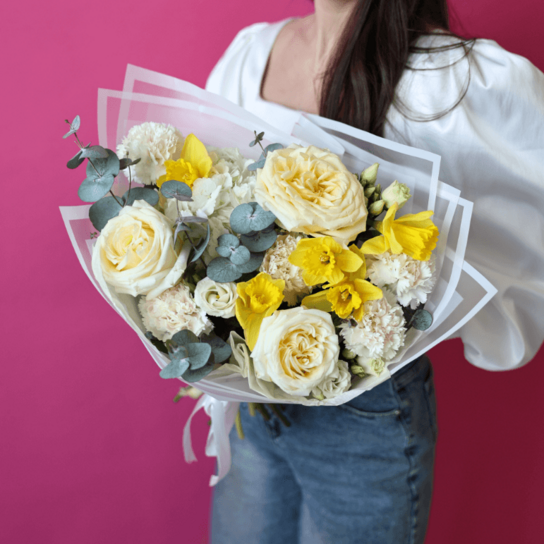 Авторский букет №248 из гортензии, нарциссов, роз и диантусов Фото 3