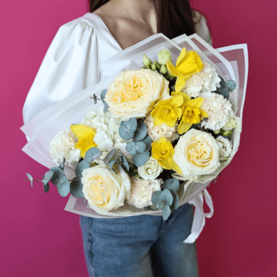 Авторский букет №248 из гортензии, нарциссов, роз и диантусов Фото 5