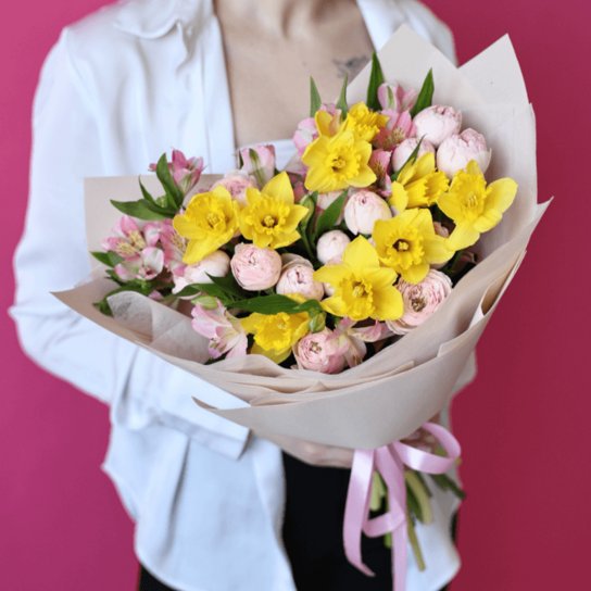 Авторский букет №250 из нарциссов, кустовых роз и альстромерий