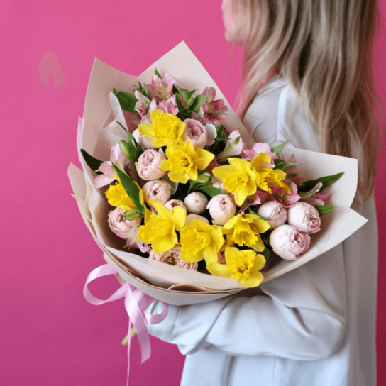 Авторский букет №250 из нарциссов, кустовых роз и альстромерий Фото 2