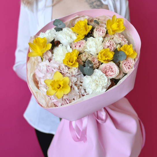 Авторский букет №251 из гортензии, нарциссов и кустовых роз Фото 2