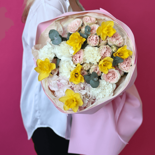 Авторский букет №251 из гортензии, нарциссов и кустовых роз Фото 3