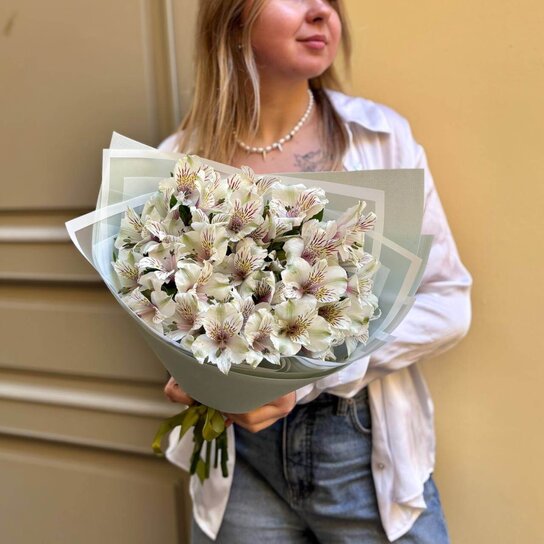 Монобукет №218 и 9 белых нежных альстромерий Фото 2