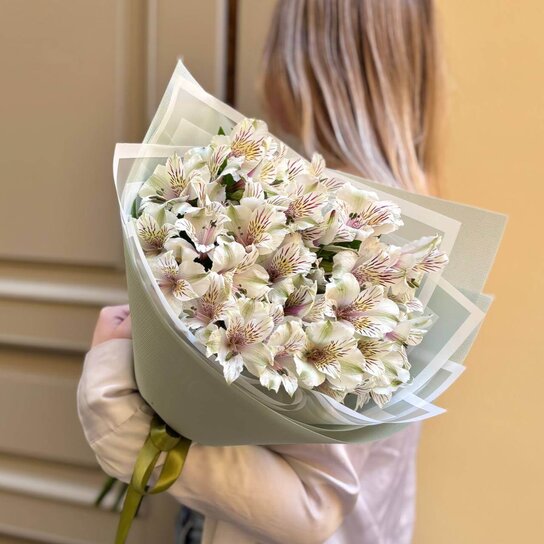Монобукет №218 и 9 белых нежных альстромерий Фото 3