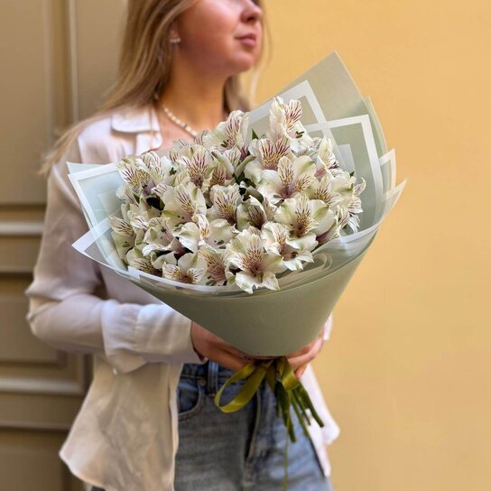 Монобукет №218 и 9 белых нежных альстромерий Фото 4