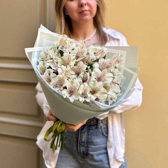 Монобукет №218 и 9 белых нежных альстромерий Фото 5