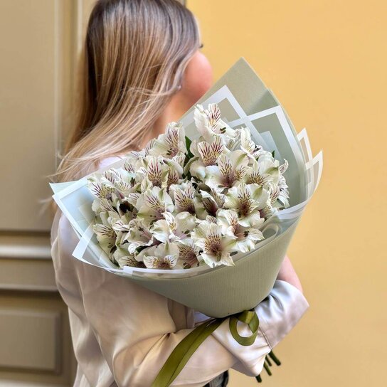 Монобукет №218 и 9 белых нежных альстромерий Фото 6