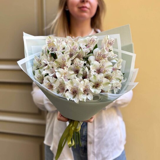 Монобукет №218 и 9 белых нежных альстромерий Фото 7