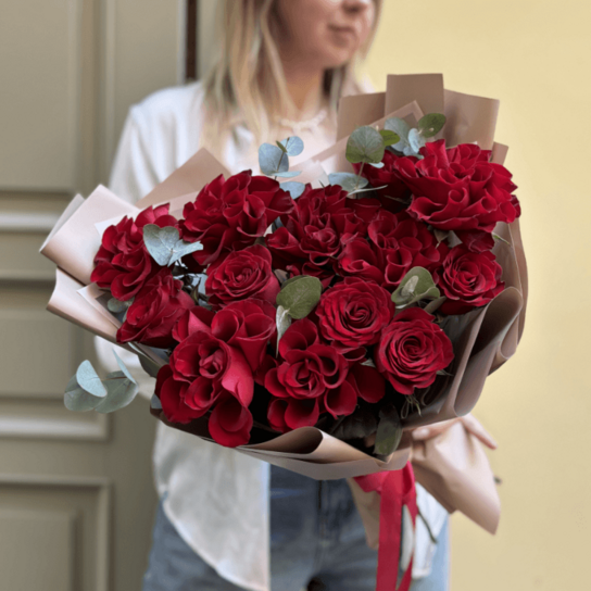 Монобукет №227 из Красных французских роз с эвкалиптом Фото 3