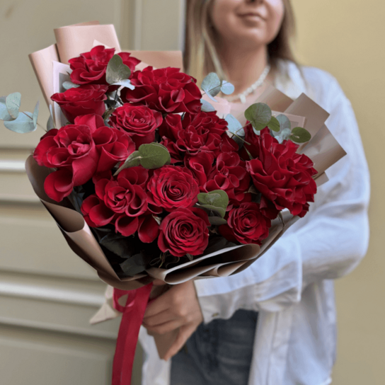 Монобукет №227 из Красных французских роз с эвкалиптом Фото 4