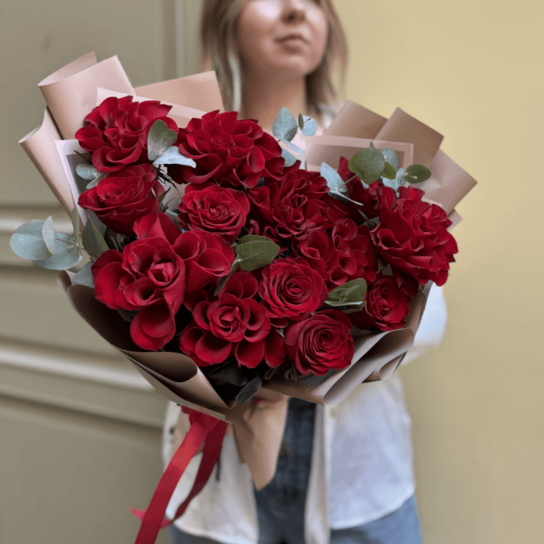 Монобукет №227 из Красных французских роз с эвкалиптом Фото 5