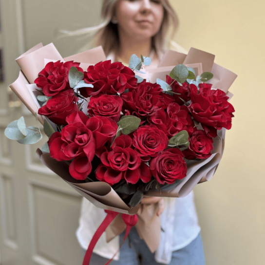 Монобукет №227 из Красных французских роз с эвкалиптом Фото 6