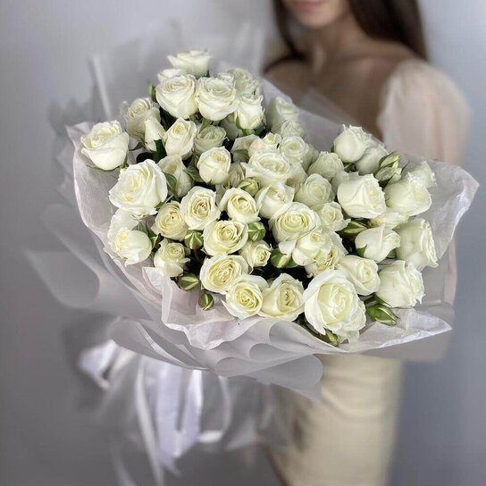 Монобукет №251 белоснежные кустовые розы Фото 3