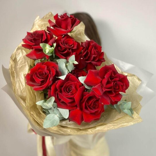 Монобукет №254 Алые французские розы и эвкалипт Фото 2