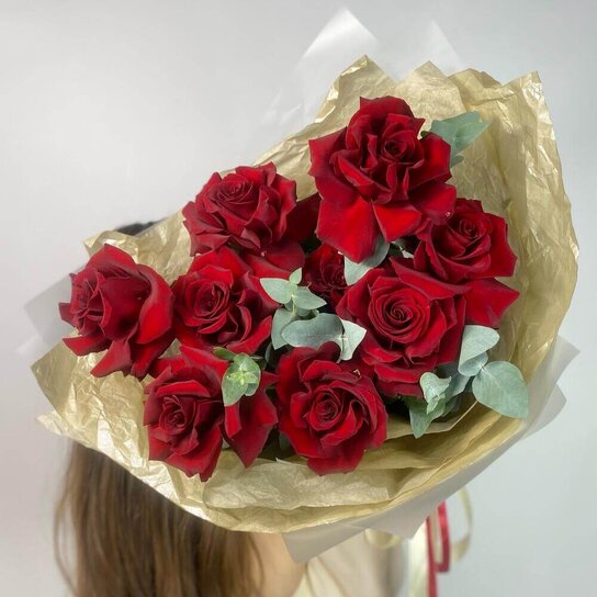 Монобукет №254 Алые французские розы и эвкалипт Фото 4