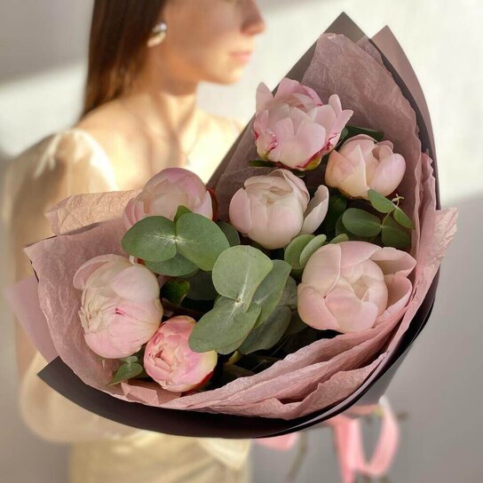 Монобукет №256 Розовые пионы в букете с эвкалиптом Фото 2