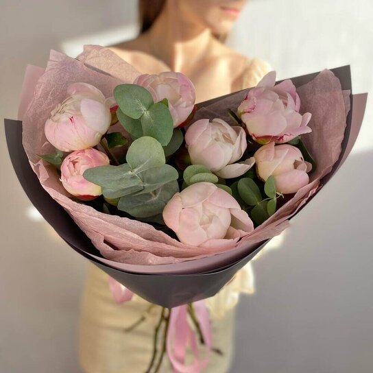 Монобукет №256 Розовые пионы в букете с эвкалиптом Фото 3