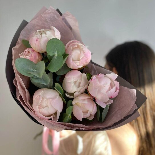 Монобукет №256 Розовые пионы в букете с эвкалиптом Фото 4