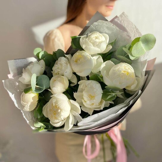 Монобукет №257 Белоснежные пионы с ароматным эвкалиптом
