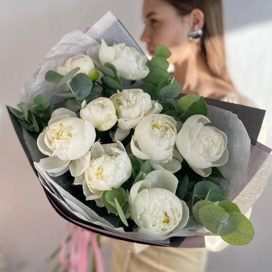 Монобукет №257 Белоснежные пионы с ароматным эвкалиптом Фото 3