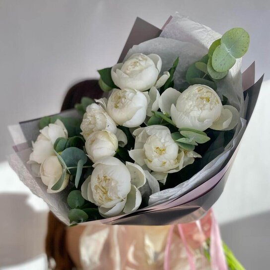 Монобукет №257 Белоснежные пионы с ароматным эвкалиптом Фото 4