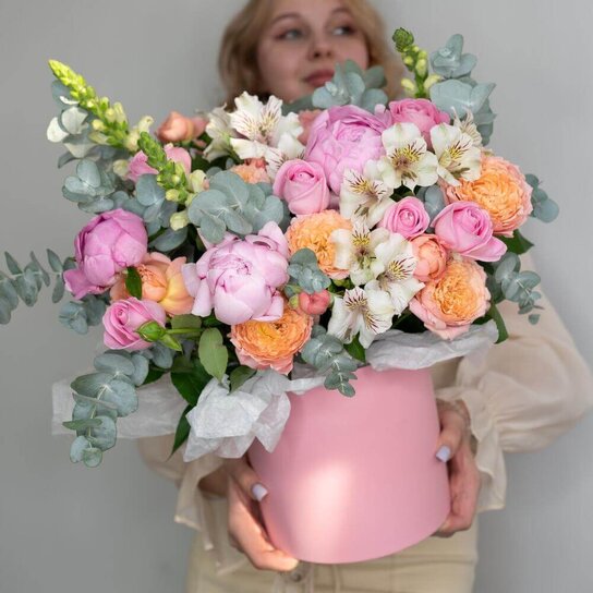 Композиция №170 Коробка с пионами и пионовидными розами Фото 2