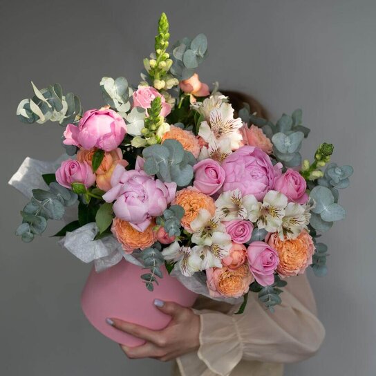 Композиция №170 Коробка с пионами и пионовидными розами Фото 3