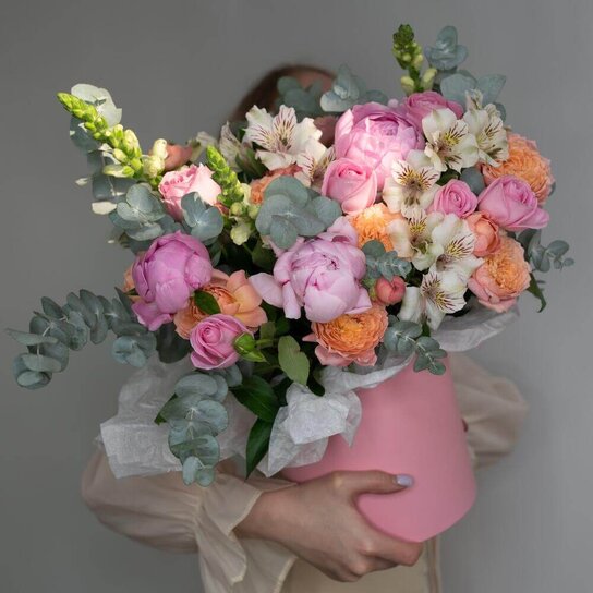 Композиция №170 Коробка с пионами и пионовидными розами Фото 4